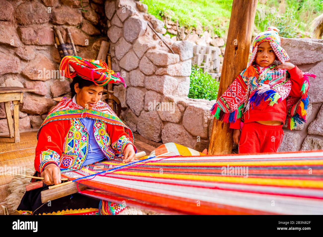Femme quechua des communautés Accha Huata, Bombom et Paucartambo qui travaillent son métier à tisser, Vallée Sacrée, Pérou, Amérique du Sud Banque D'Images