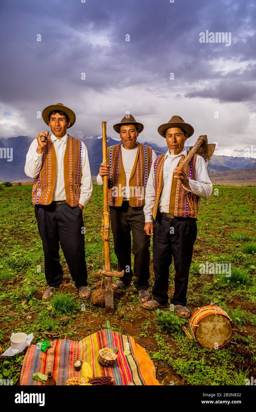 Les hommes quechua de la communauté de Misminay, Vallée Sacrée, Pérou, Amérique du Sud Banque D'Images