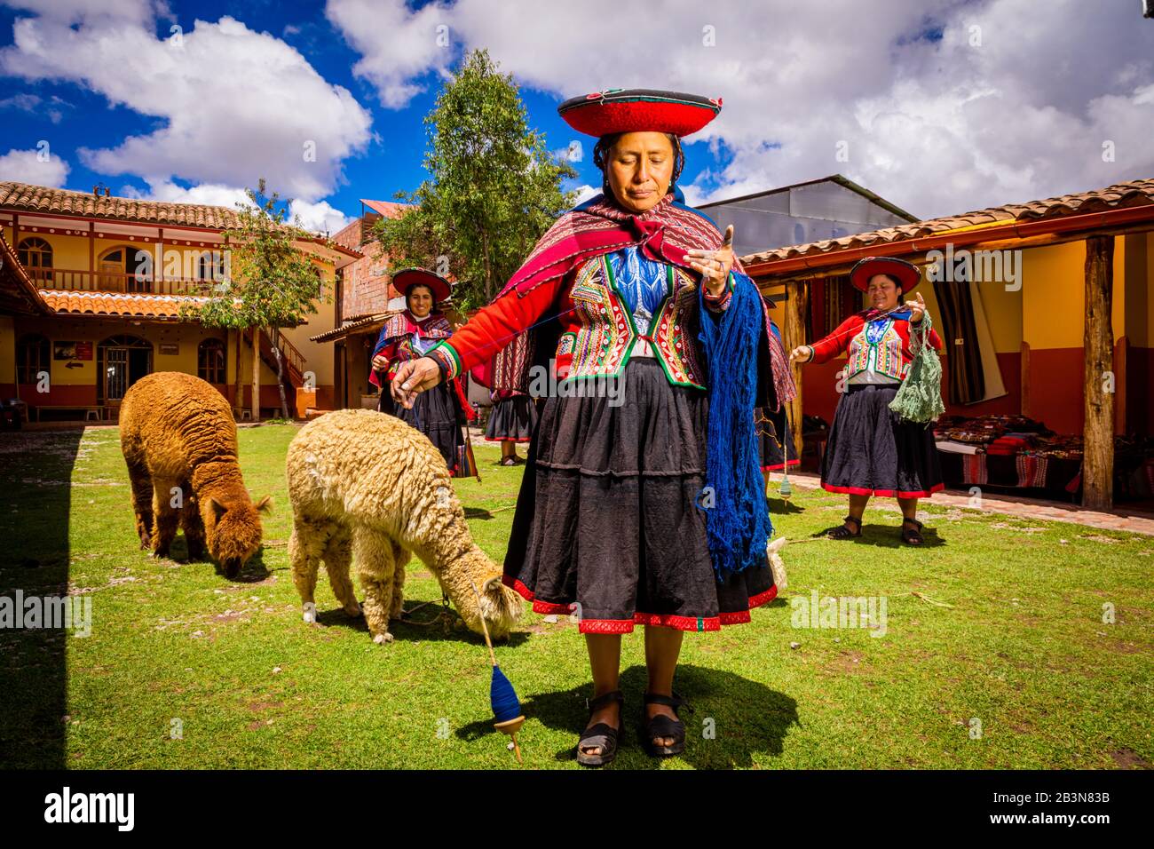 Femmes quechua de la communauté Chincheros, Vallée Sacrée, Pérou, Amérique du Sud Banque D'Images