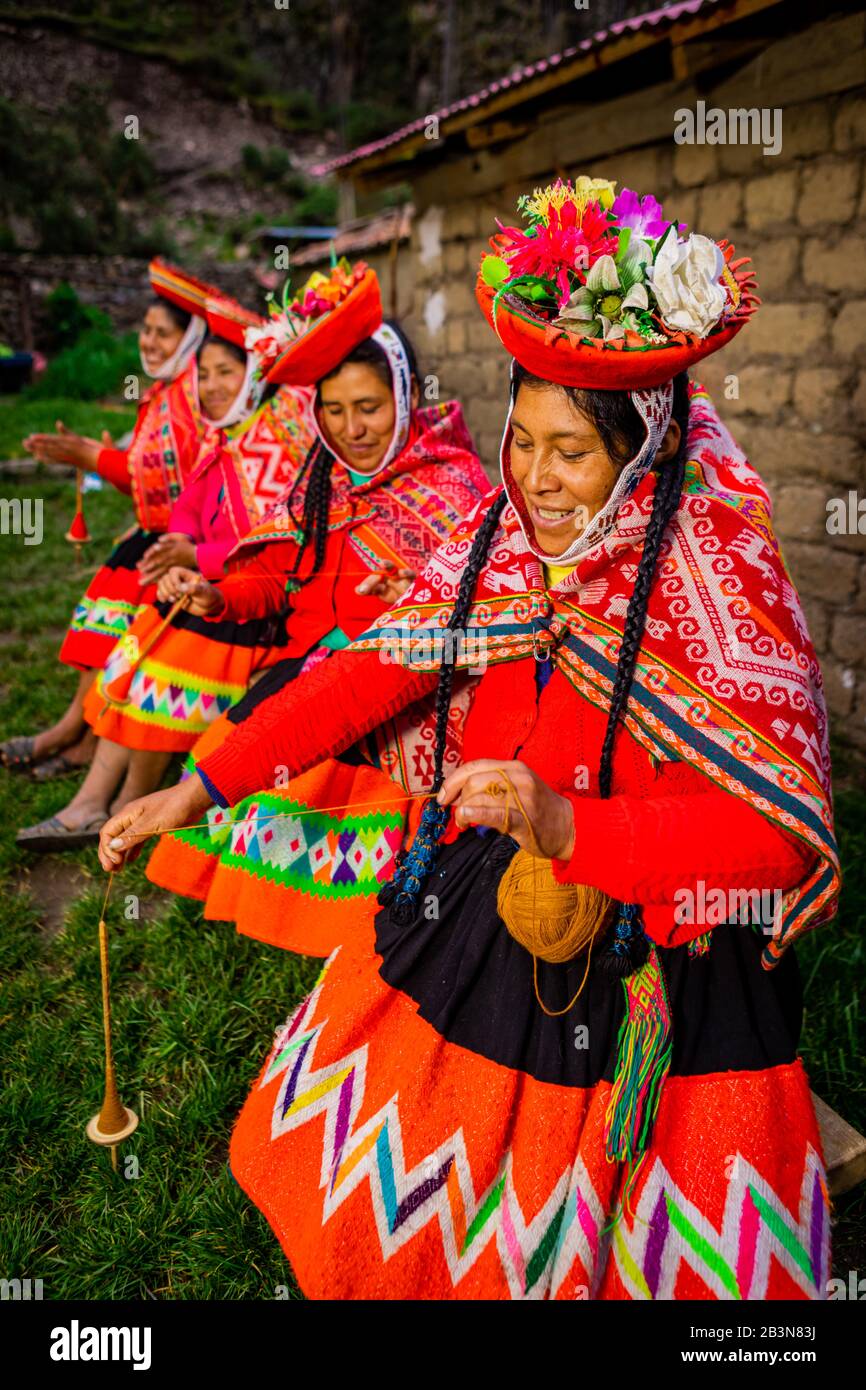 Les femmes quechua de la communauté Huiloc, Vallée Sacrée, Pérou, Amérique du Sud Banque D'Images