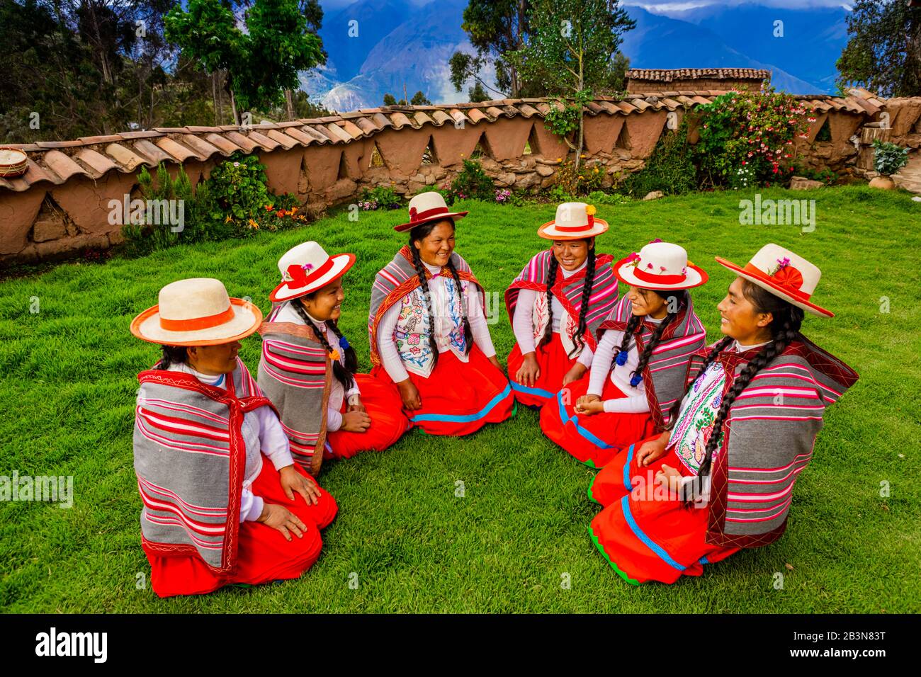Les femmes quechua de la communauté de Misminay, Vallée Sacrée, Pérou, Amérique du Sud Banque D'Images