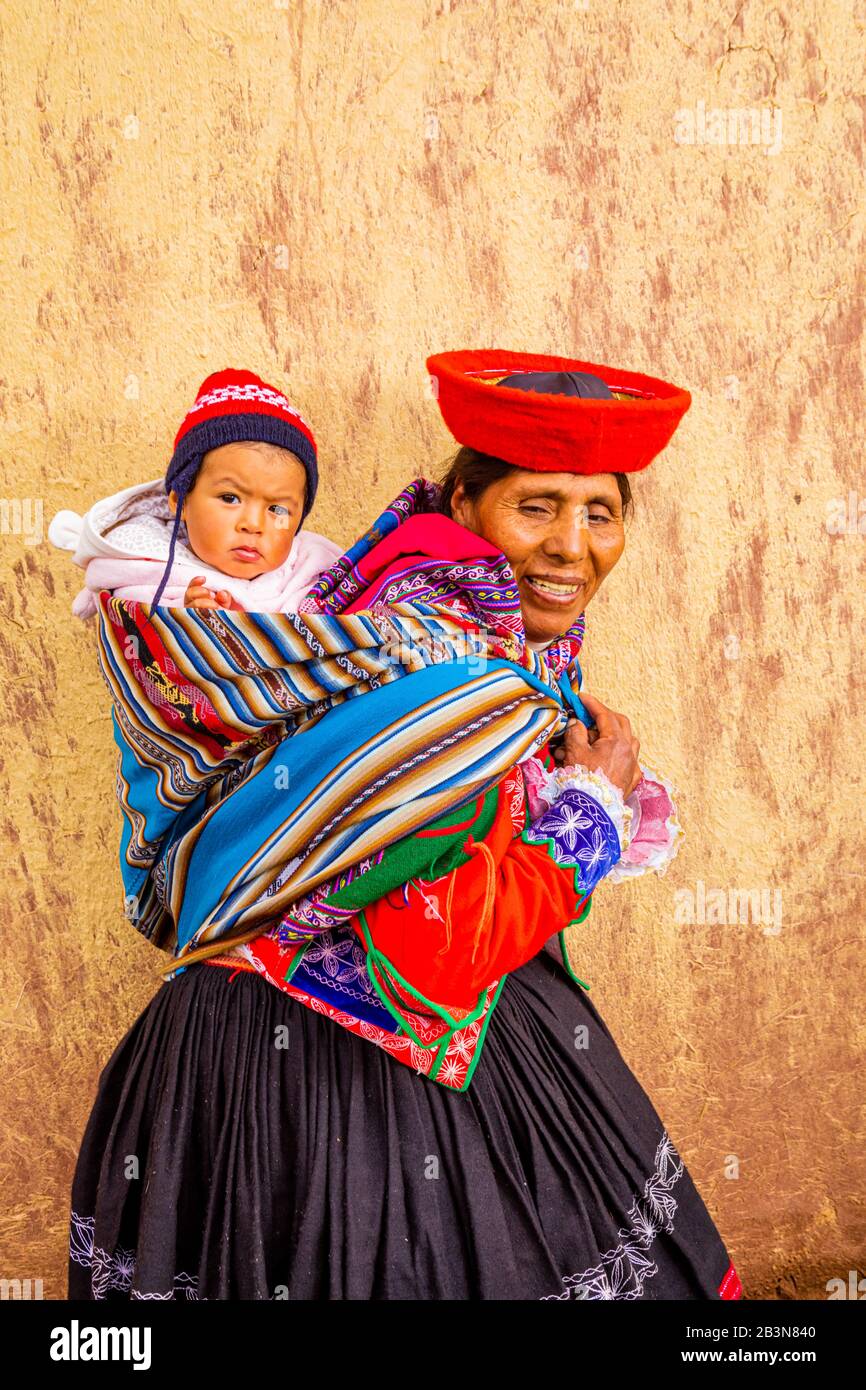 Les Femmes Quechua De La Communauté Accha Huata, Vallée Sacrée, Pérou, Amérique Du Sud Banque D'Images