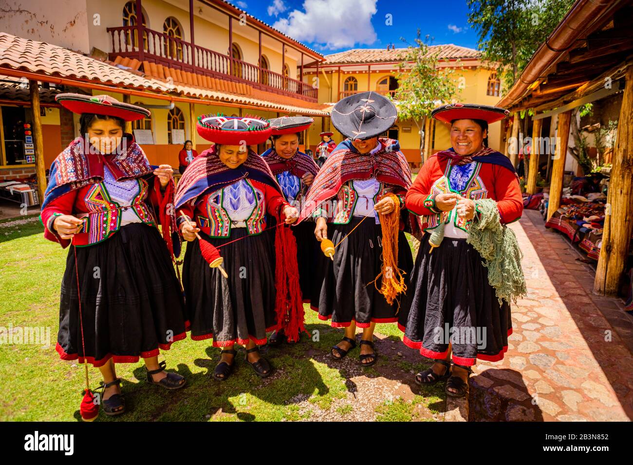 Femmes quechua de la communauté Chincheros, Vallée Sacrée, Pérou, Amérique du Sud Banque D'Images