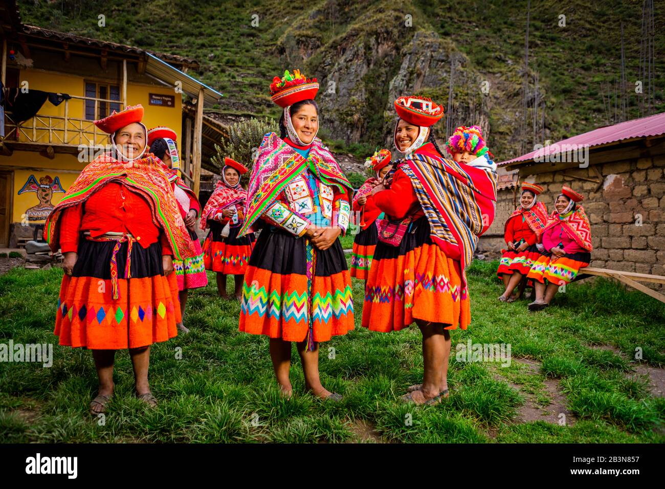 Les femmes quechua de la communauté Huiloc, Vallée Sacrée, Pérou, Amérique du Sud Banque D'Images