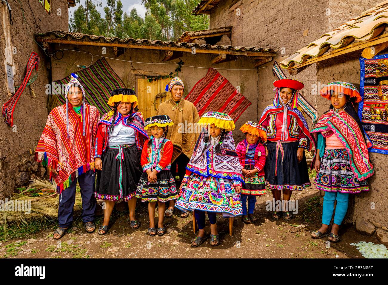 Famille Quechua du président de la Communauté Amaru, Vallée Sacrée, Pérou, Amérique du Sud Banque D'Images