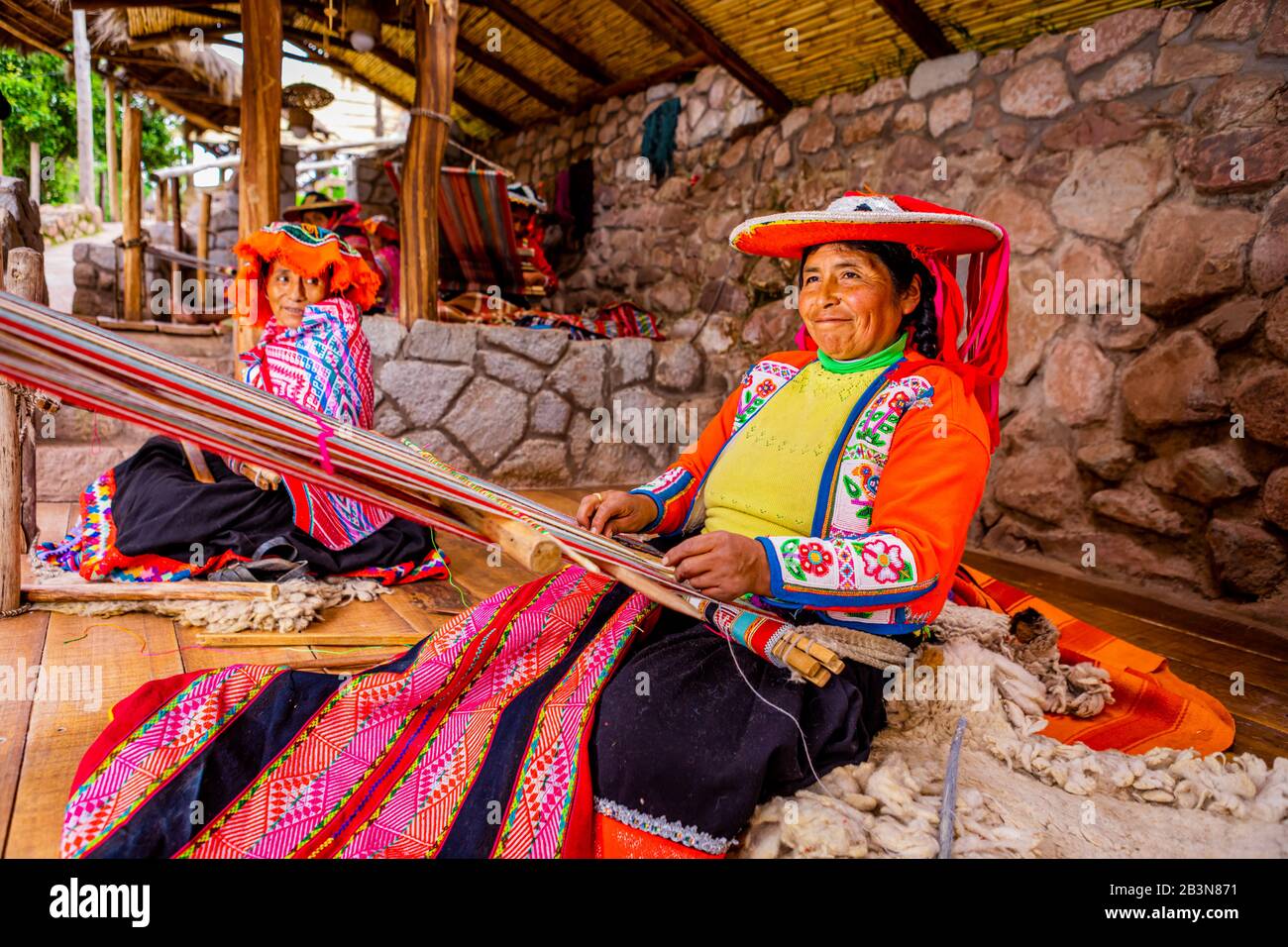 Portrait de la femme et du métier à tisser Q'eros quechua, Vallée Sacrée, Pérou, Amérique du Sud Banque D'Images