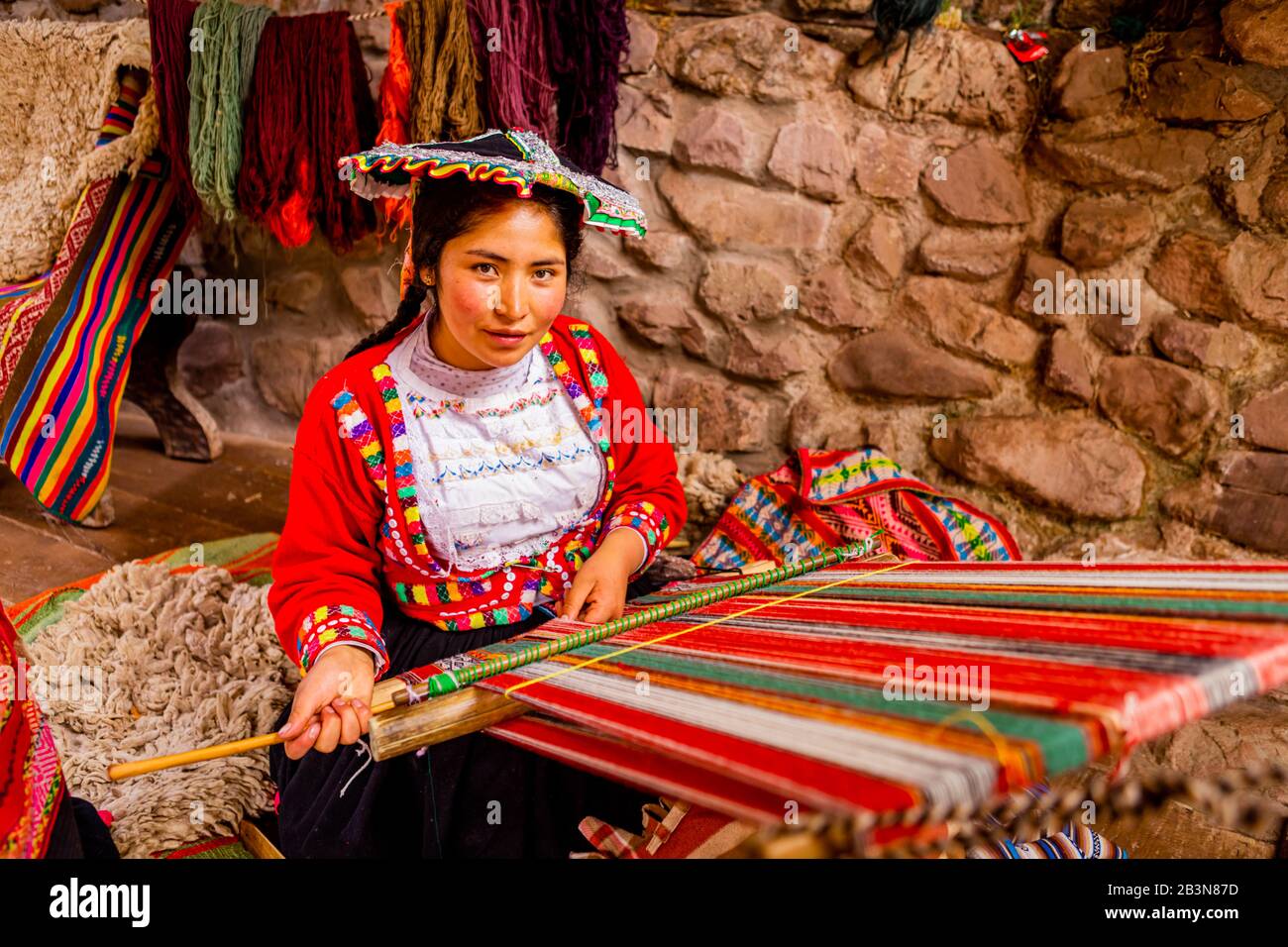 Femme quechua des communautés Accha Huata, Bombom et Paucartambo qui travaillent son métier à tisser, Vallée Sacrée, Pérou, Amérique du Sud Banque D'Images