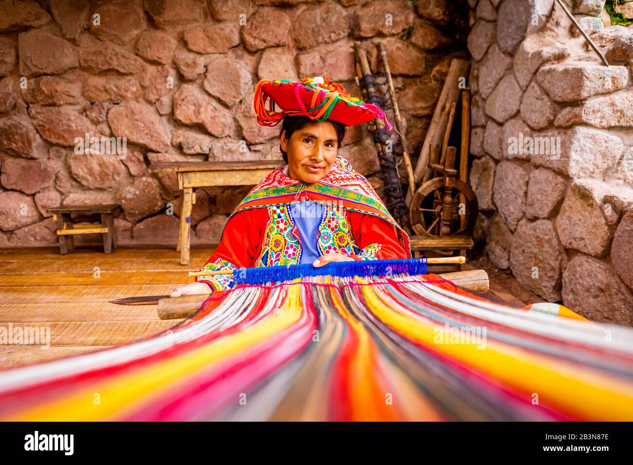 Portrait de la femme et du métier à tisser de Parobamba quechua, Vallée Sacrée, Pérou, Amérique du Sud Banque D'Images