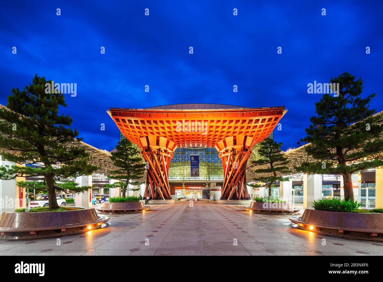 La gare de Kanazawa en forme de torii, conçue par les architectes Sejima et Nishizawa, Kanazawa City, préfecture d'Ishikawa, Honshu, Japon, Asie Banque D'Images