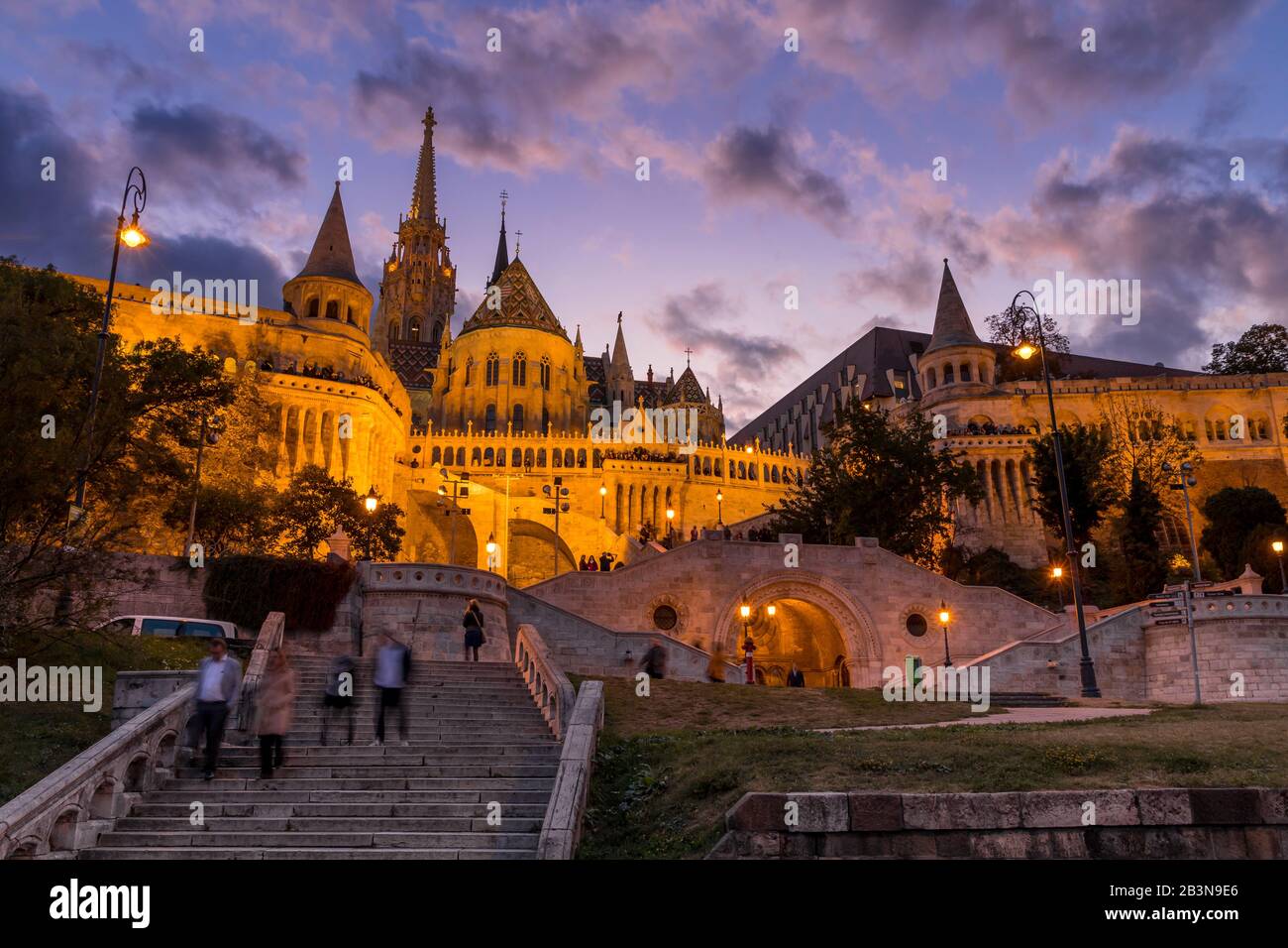 Le bastion éclairé des pêcheurs au crépuscule, site classé au patrimoine mondial de l'UNESCO, Budapest, Hongrie, Europe Banque D'Images