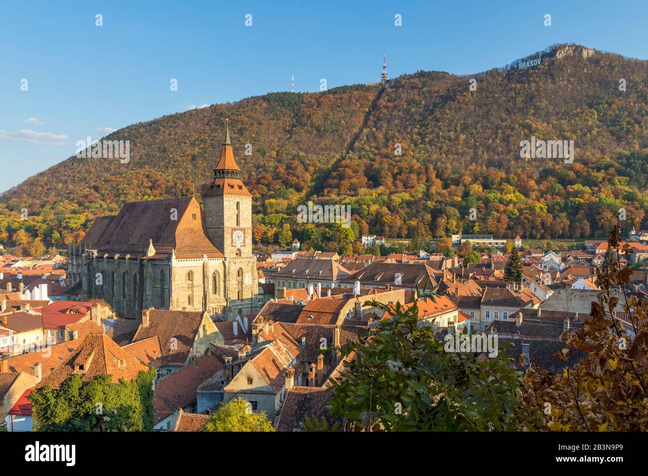 Vue de la Tour Noire à l'Eglise Noire et la montagne de Tampa en automne, Brasov, région Transylvanie, Roumanie, Europe Banque D'Images
