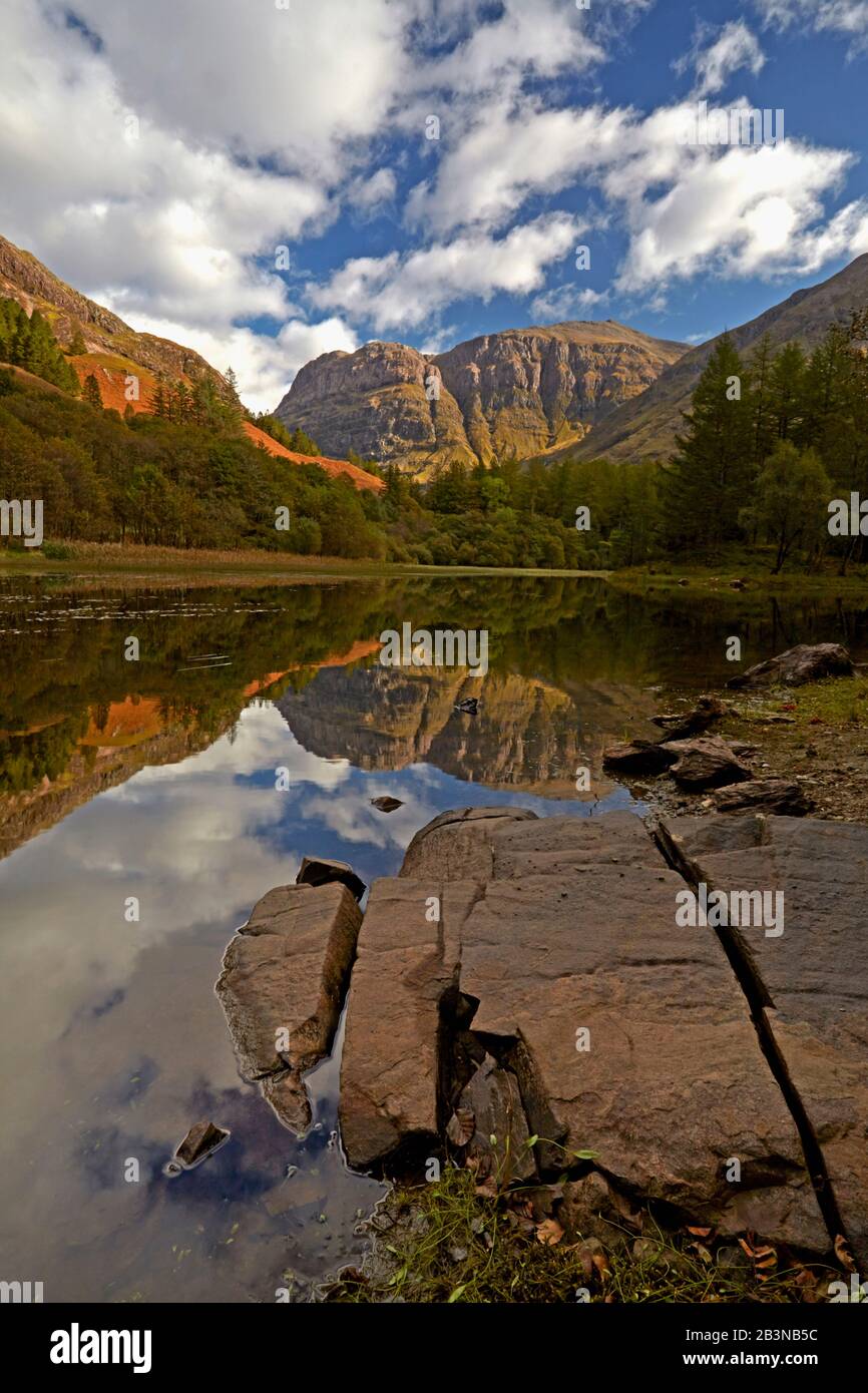 Le pic accidenté d'Aonach Dubh se reflète dans Torren Lochan, Glencoe, Argyll et Bute, Ecosse, Royaume-Uni, Europe Banque D'Images