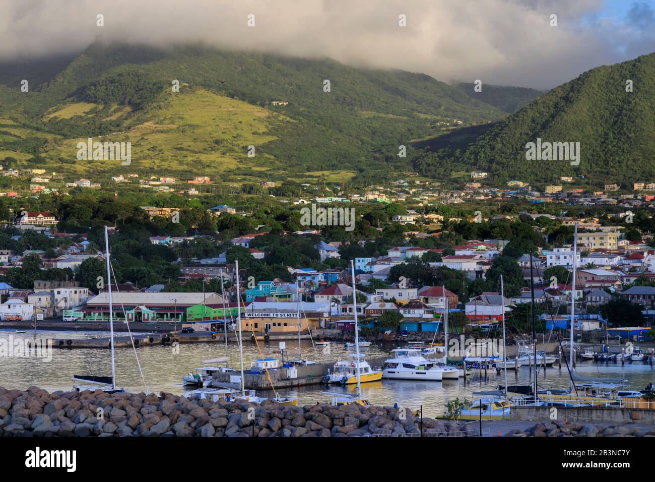 Basseterre, lever du soleil, vue élevée depuis la mer, Basseterre, Saint-Kitts-et-Nevis, îles Leeward, Antilles, Caraïbes, Amérique centrale Banque D'Images