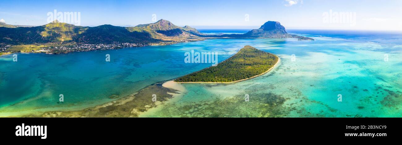 Vue panoramique aérienne de la péninsule du Morne et de l'île aux Fruitiers entourée de récifs, la Gaulette, Maurice, Océan Indien, Afrique Banque D'Images