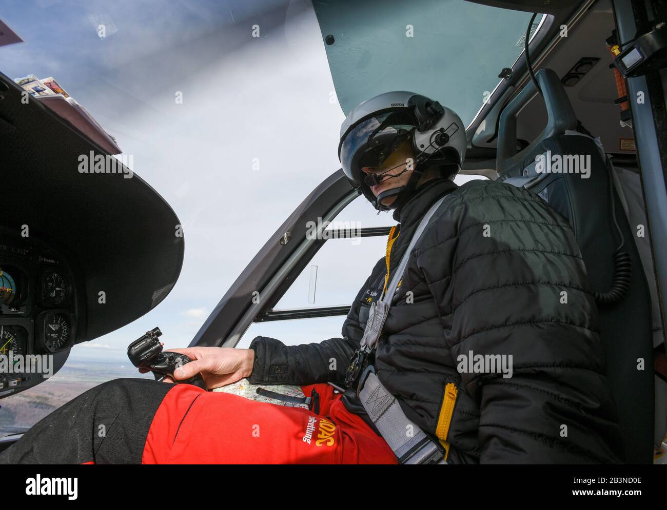 02 mars 2020, Basse-Saxe, Wolfenbüttel: Le pilote Christian Schlicke contrôle l'hélicoptère de sauvetage Christoph 30 de l'ADAC Luftung, stationné à Wolfenb·ttel. Photo: Lucas Bäuml/Dpa Banque D'Images