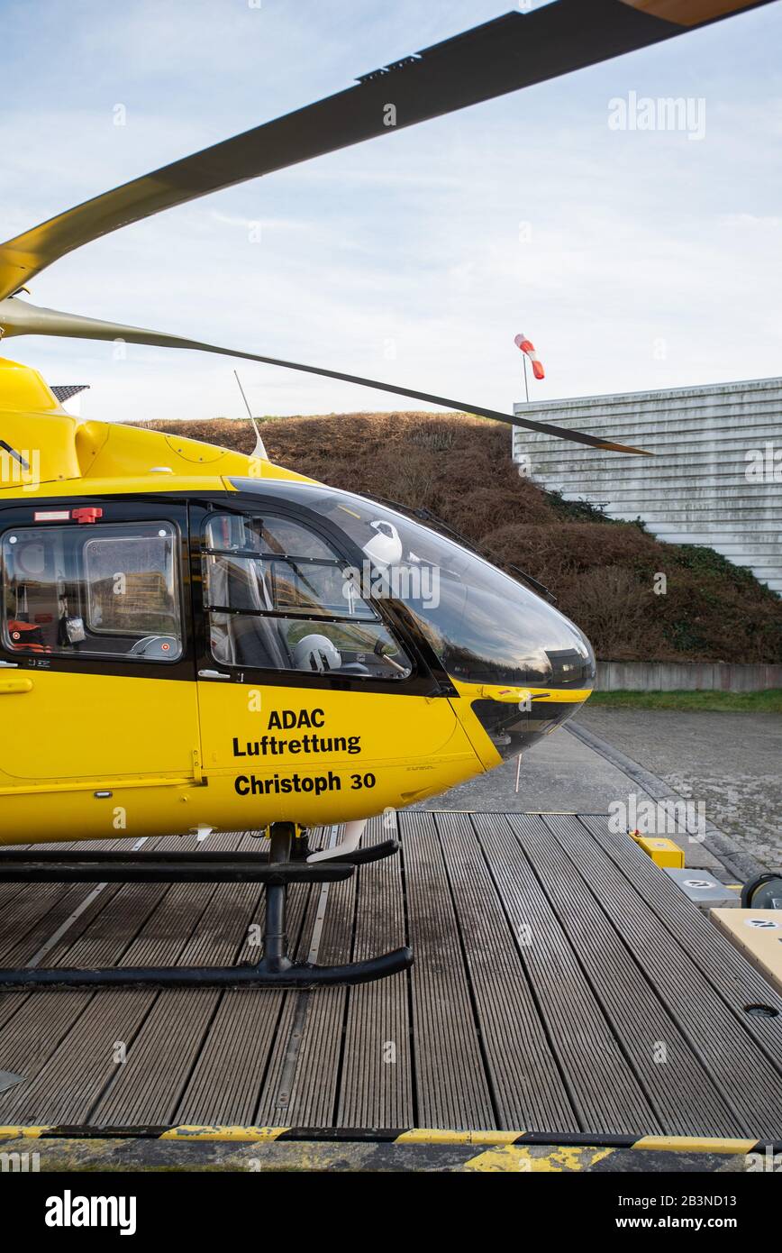 02 Mars 2020, Basse-Saxe, Wolfenbüttel: L'hélicoptère de sauvetage Christoph 30 de l'ADAC Luftung, est situé à la station de sauvetage aérienne Wolfenbüttel à l'hôpital Wolfenbüttel. Photo: Lucas Bäuml/Dpa Banque D'Images