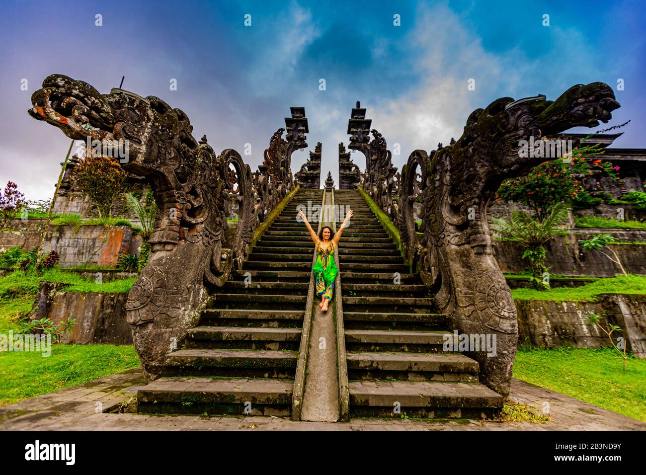 Femme au temple de Besakih, le temple le plus grand et le plus sacré de la religion hindoue à Bali, Indonésie, Asie du Sud-est, Asie Banque D'Images Femme au temple de Besakih, le temple le plus grand et le plus sacré de la religion hindoue à Bali, Indonésie, Asie du Sud-est, Asie Banque D'Images