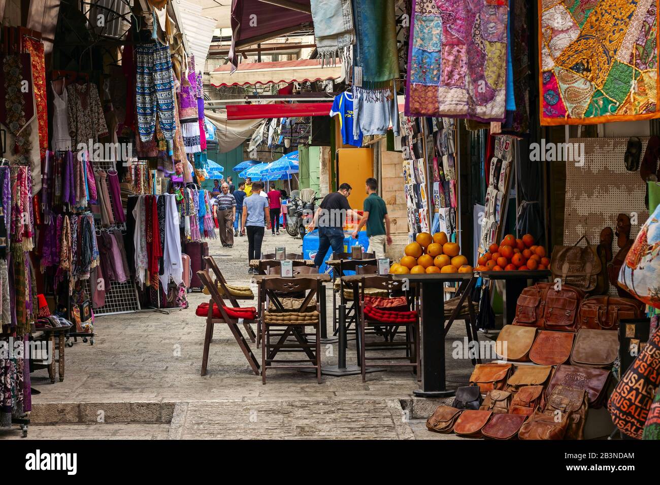 Jérusalem, ISRAËL - 15 juin 2019 : célèbre monument de Jérusalem - marché dans la vieille ville, le quartier musulman. Rue étroite avec l'ancienne archiite de Jérusalem Banque D'Images