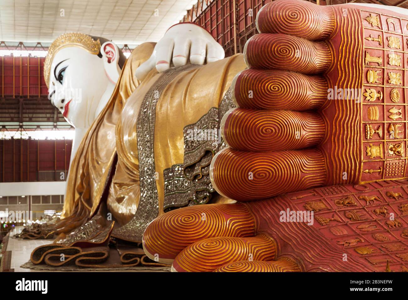 La statue de Bouddha inclinable de 65 mètres de long à la pagode Chauk Htat Gyi, montrant les symboles sur les semelles des pieds, Yangon (Rangoon), Myanmar (Birmanie) Banque D'Images