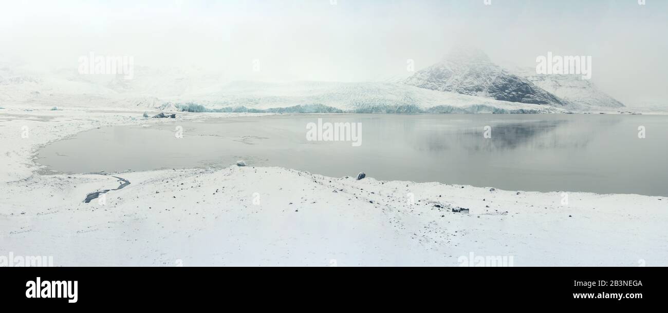 La lagune de glace de Fjallsarlon surplombe le glacier de Fjallsjokull pendant la tempête de neige, en Islande, dans les régions polaires Banque D'Images