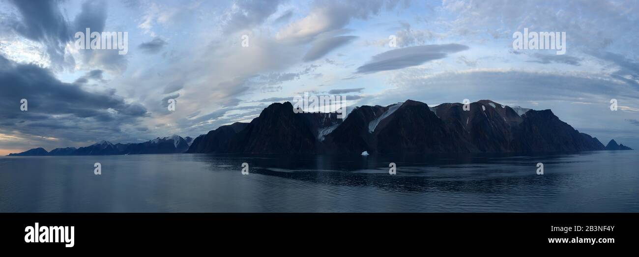 Chaîne de montagnes sculptée par les Glaciers, Nunavut et Territoires du Nord-Ouest, Canada, Amérique du Nord Banque D'Images