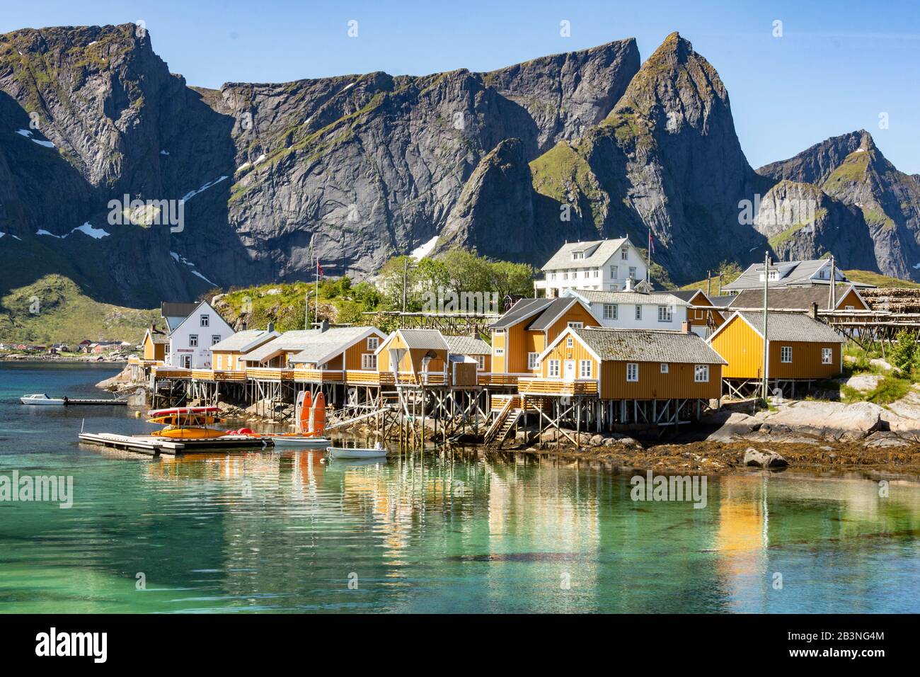 Village De Pêcheurs De Reinefjorden, Saknesoya, Îles Lofoten, Norvège, Scandinavie, Europe Banque D'Images