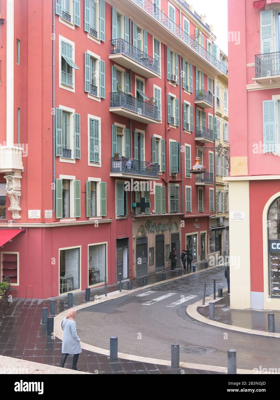 Bâtiments de grande taille à la façade rouge méditerranéenne à l'angle de la place Massena et de la rue Alexandre mari au centre de Nice, la Côte d'Azur. Banque D'Images