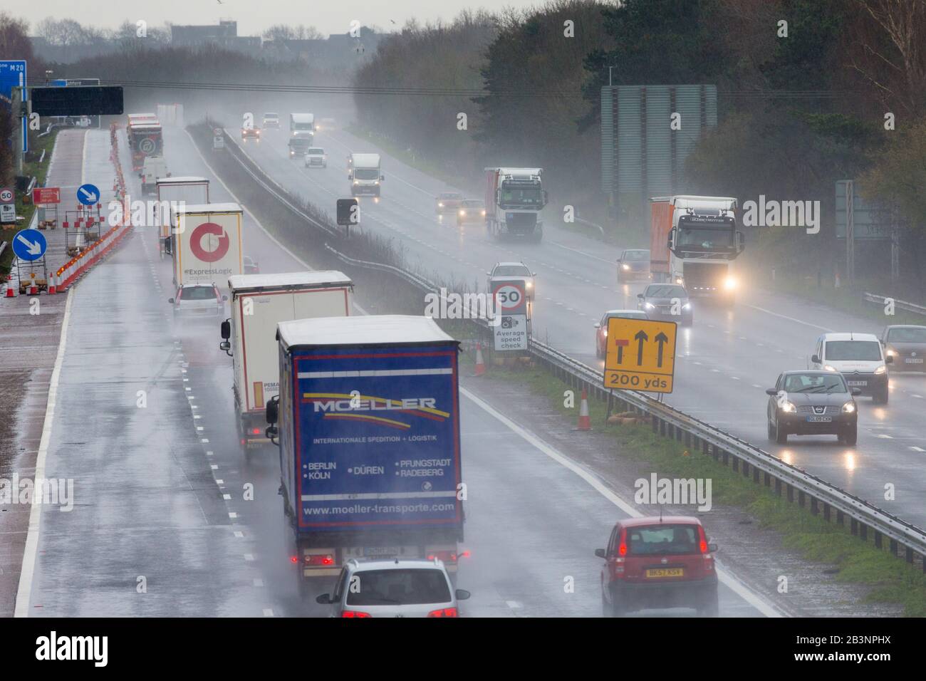 Ashford, Kent, Royaume-Uni. 5 mars 2020. Météo au Royaume-Uni : le bureau Du Met a émis un avertissement jaune en cas de forte pluie qui peut entraîner des inondations et des perturbations dans les déplacements. Le M20 South relié à Douvres est occupé par le trafic lourd dans la pluie battante. © Paul Lawrenson 2020, Crédit Photo : Paul Lawrenson/ Alay Live News Banque D'Images