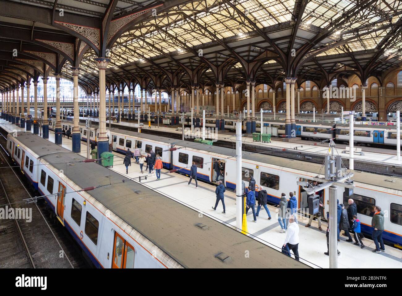 Gare de Liverpool Street à Londres ; trains en attente sur les quais, gare de Liverpool Street terminus Londres UK - exemple de voyage ferroviaire UK Banque D'Images