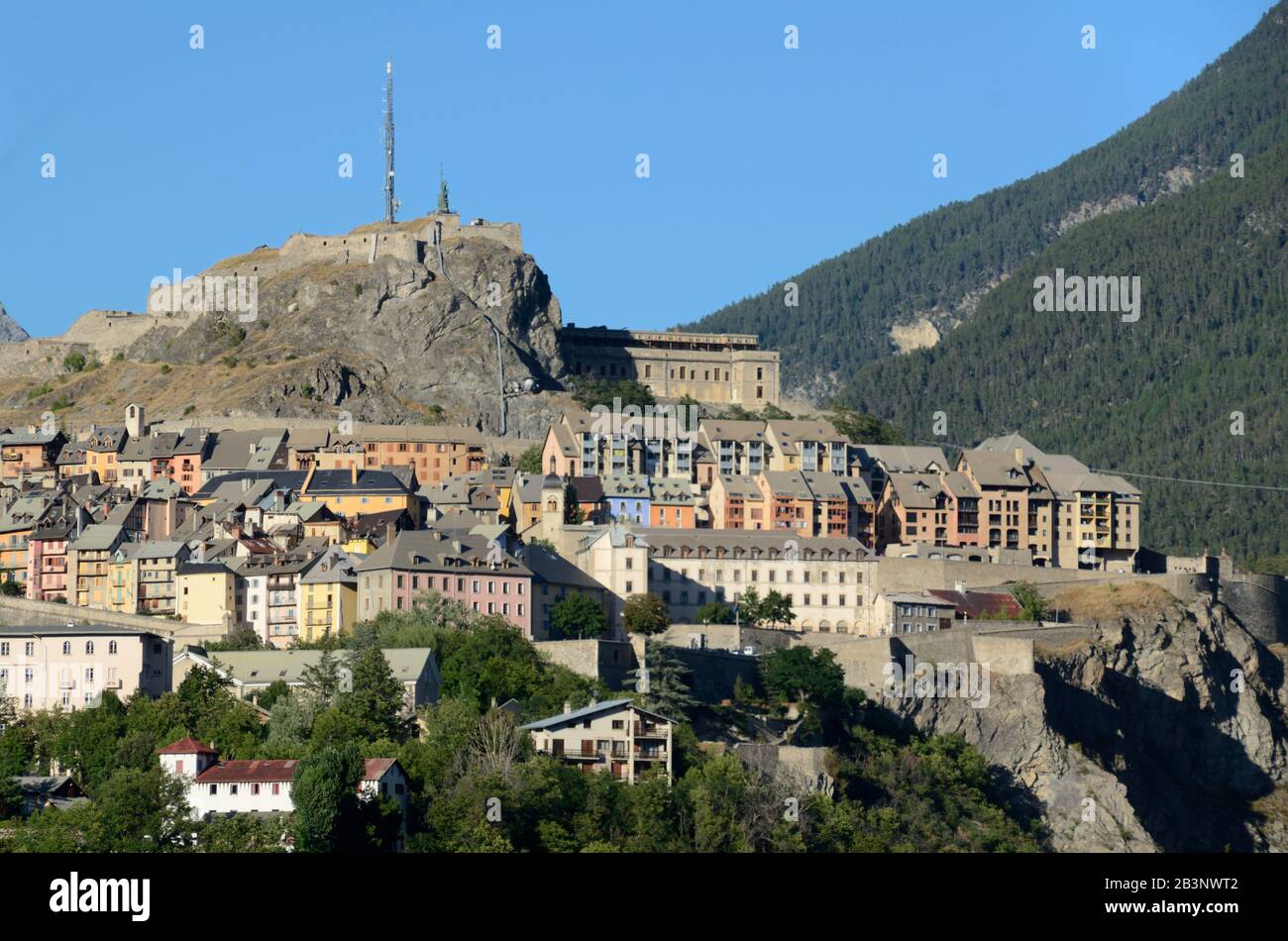 Panorama ou vue panoramique de la vieille ville ou du quartier historique de la ville fortifiée de Briançon Hautes-Alpes France, conçue par Vauban Banque D'Images