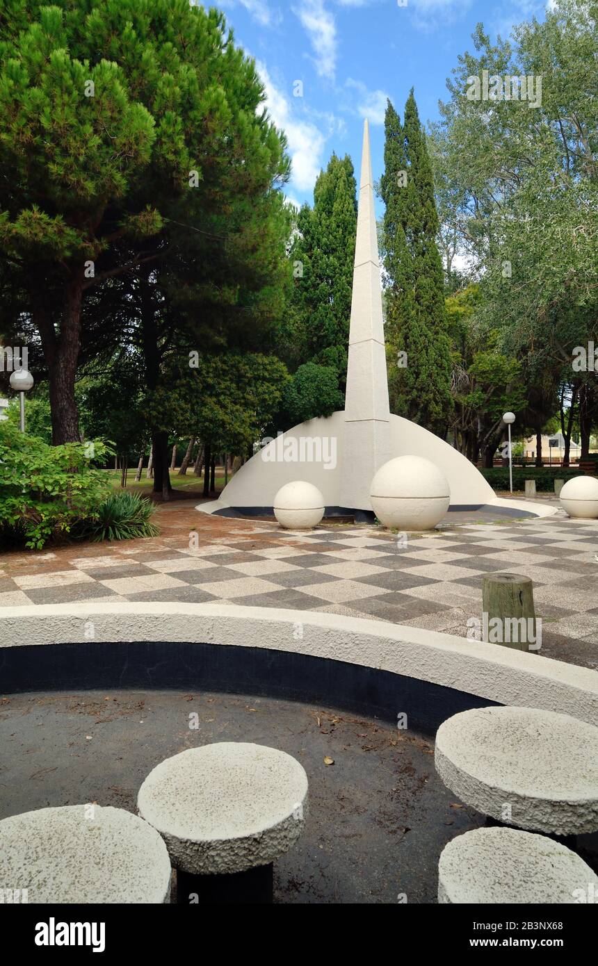 Fontaine Et Sculpture Modernistes, Narbonnaise Et Place Publique Ou Place De La Ville & Jardin La Grande-Motte Hérault France Banque D'Images