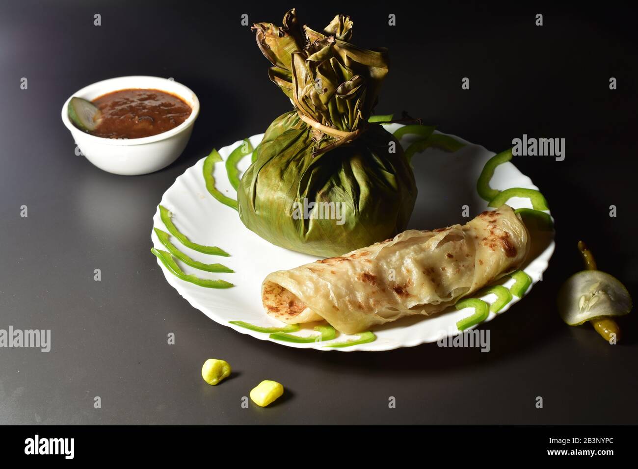 cuisine de style kerala porotta kizhiporota et friture de boeuf. élégant photographie traditionnelle de nourriture angle latéral. Banque D'Images