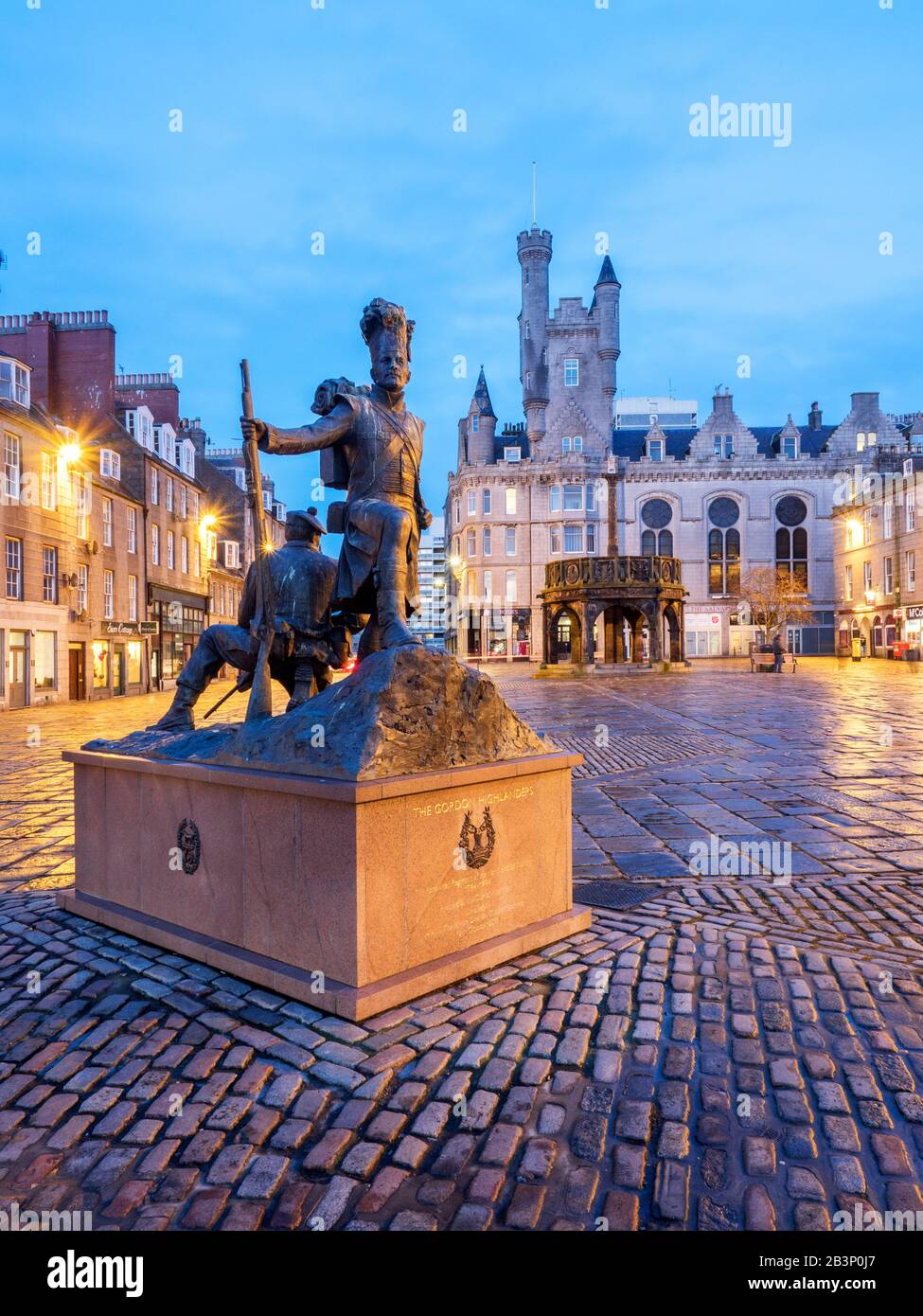 La statue de Gordon Highlanders du sculpteur Mark Richards sur Castle Street avec la Croix du Mercat derrière Aberdeen Scotland Banque D'Images