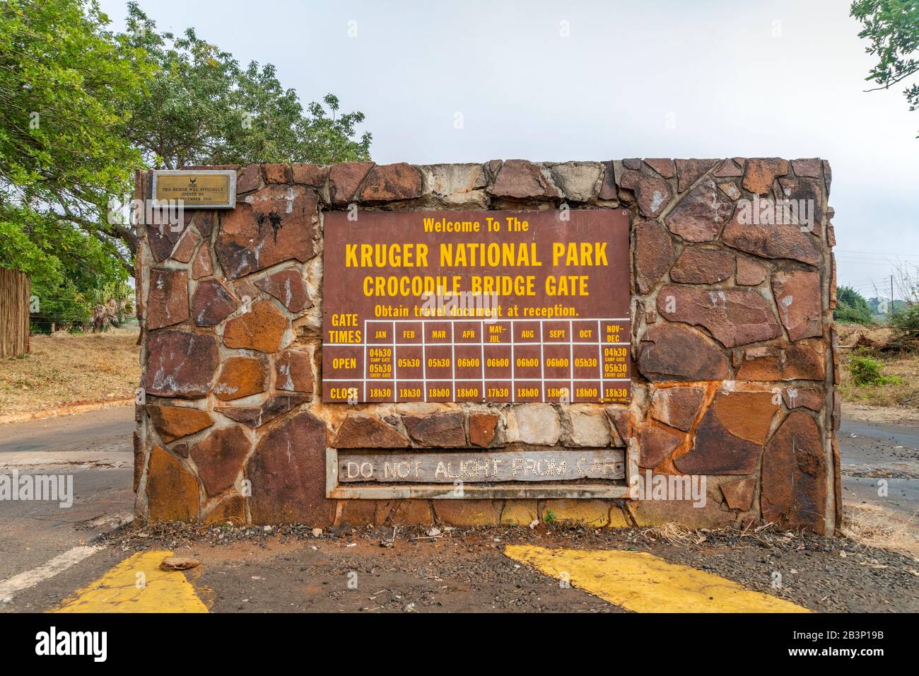 Kruger National Park, Afrique Du Sud - 17 Mai 2019: Pont Crocodile Porte Avec Des Heures D'Ouverture Au Parc National Kruger, Afrique Du Sud Banque D'Images