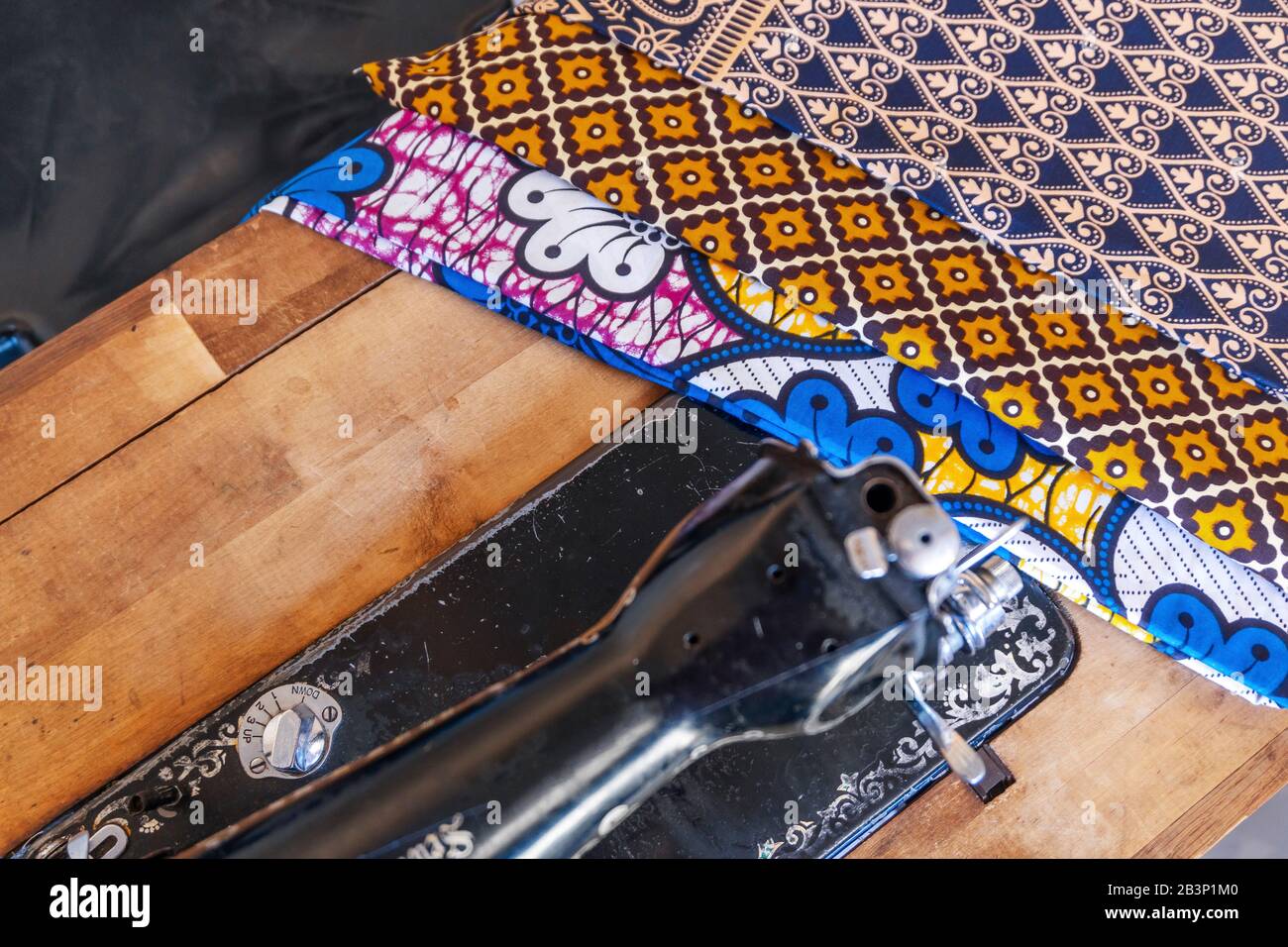 Machine à coudre et tissus africains dans l'atelier de couturière, Mozambique, Afrique Banque D'Images