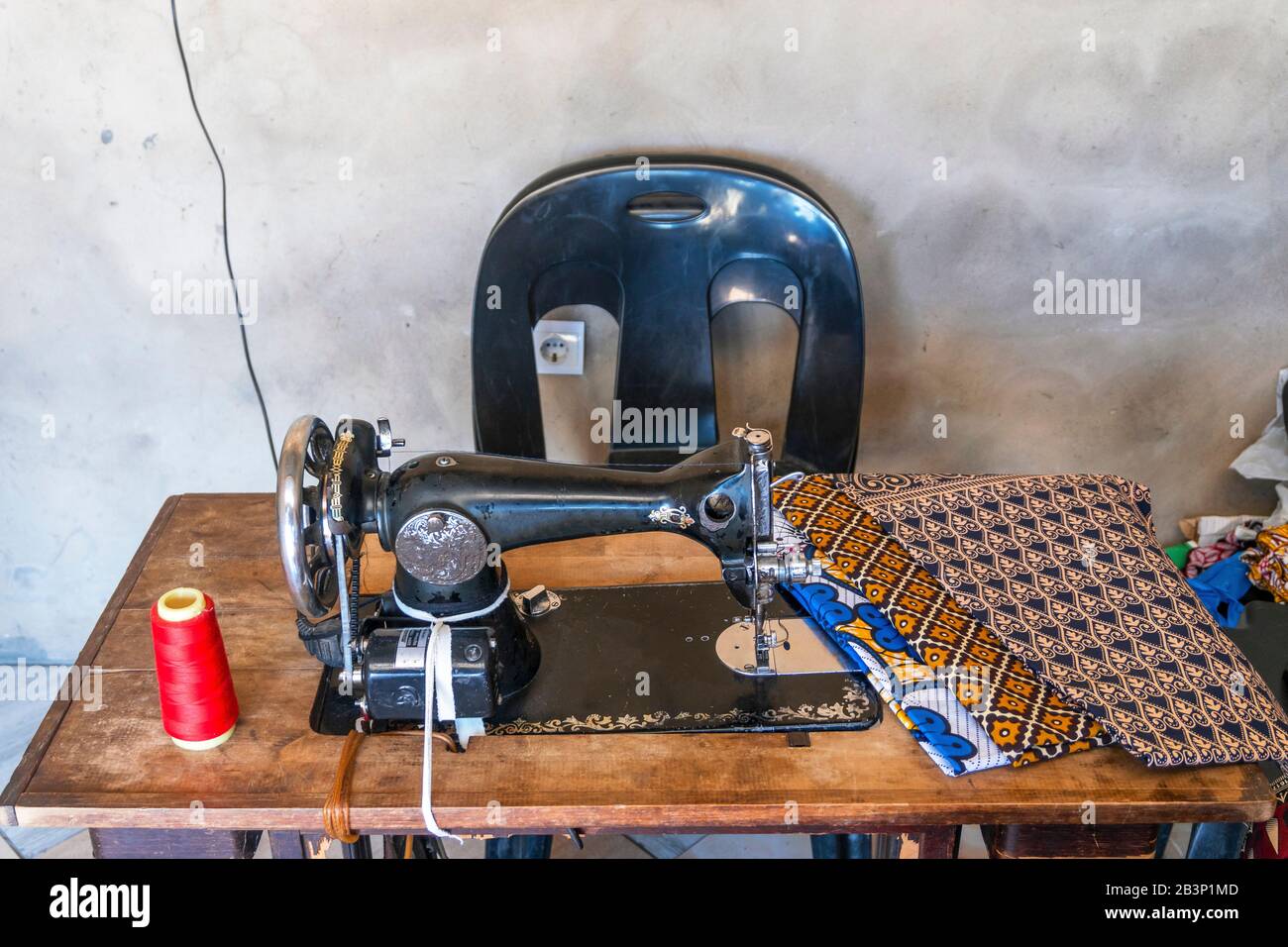 Machine à coudre et tissus africains dans l'atelier de couturière, Mozambique, Afrique Banque D'Images