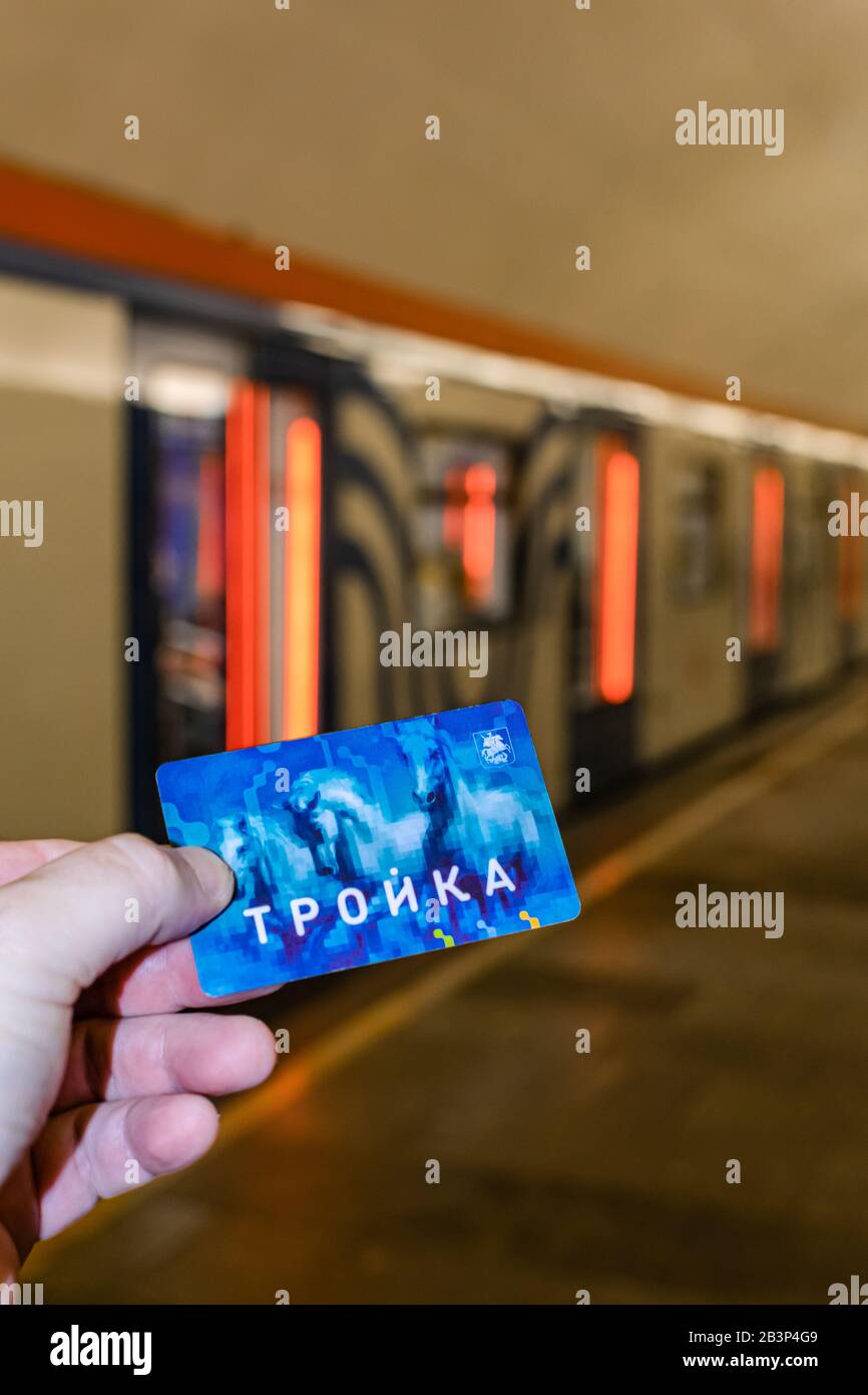 Moscou/Russie; 30 juin 2019: Carte de métro Troïka, avec wagons de métro, avec portes fermées et fond rouge clair Banque D'Images