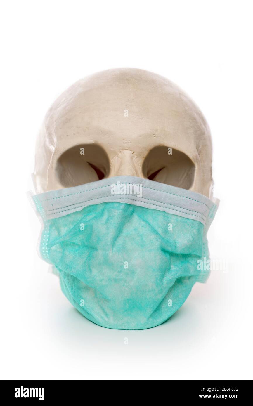 Crâne humain portant un masque de bouche protecteur. Concept de pandémie de grippe dangereuse. Banque D'Images