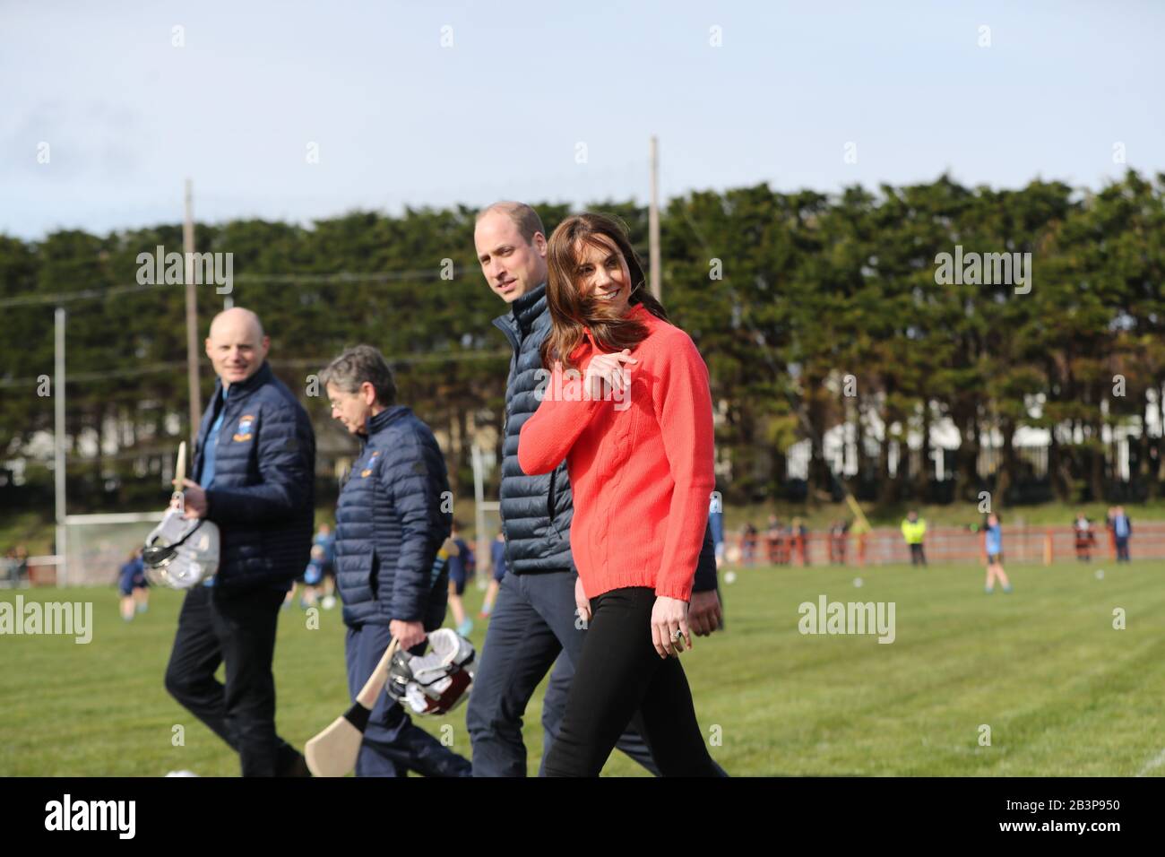 Le duc et la duchesse de Cambridge lors d'une visite au Salthill Knocknacarra GAA Club à Galway, pour en savoir plus sur les sports traditionnels au cours de la troisième journée de leur visite en République d'Irlande. Banque D'Images