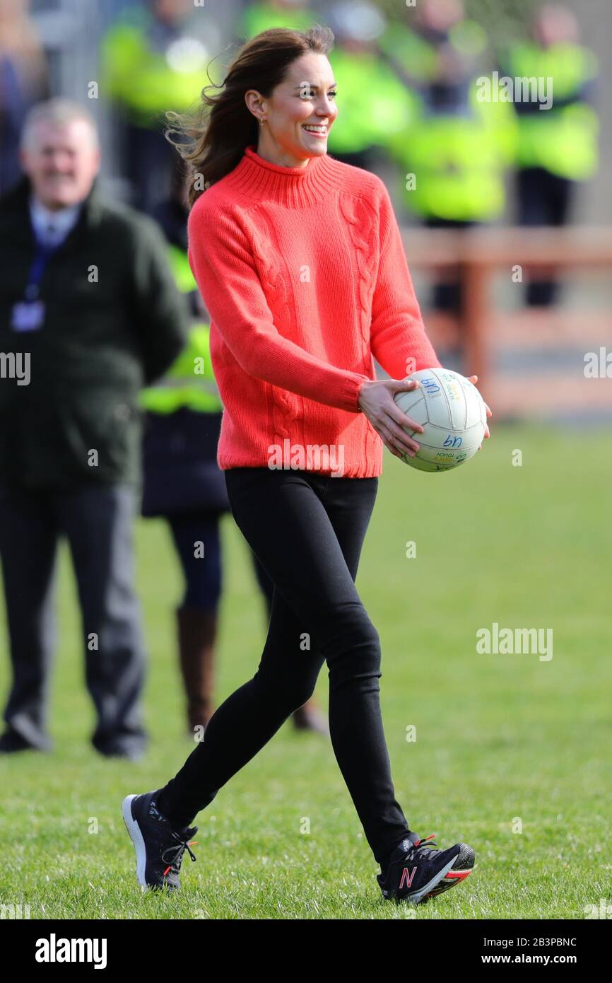 La duchesse de Cambridge tente sa main au Gaelic Football dans le cadre de sa visite au Salthill Knocknacarra GAA Club à Galway le troisième jour de sa visite en République d'Irlande. Banque D'Images