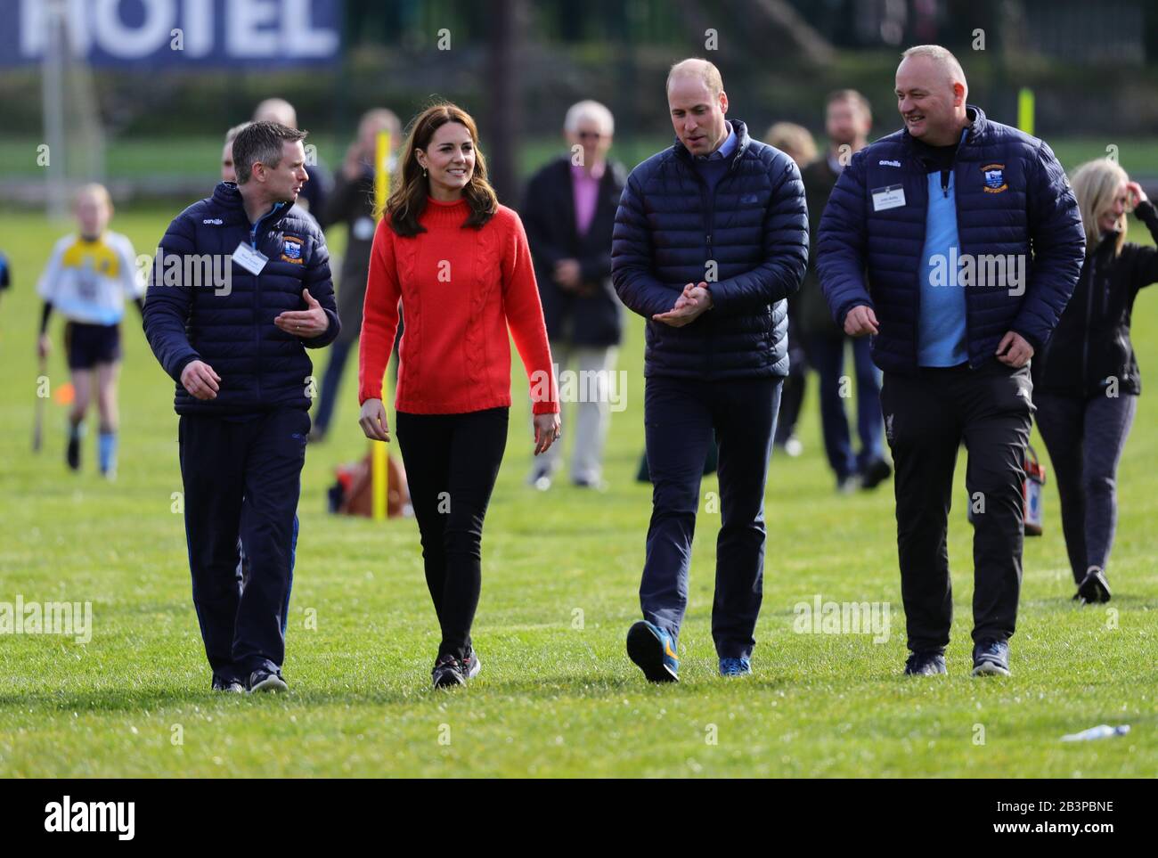 Le duc et la duchesse de Cambridge lors d'une visite au Salthill Knocknacarra GAA Club à Galway, où ils apprendront plus sur les sports traditionnels au cours du troisième jour de leur visite en République d'Irlande. Banque D'Images