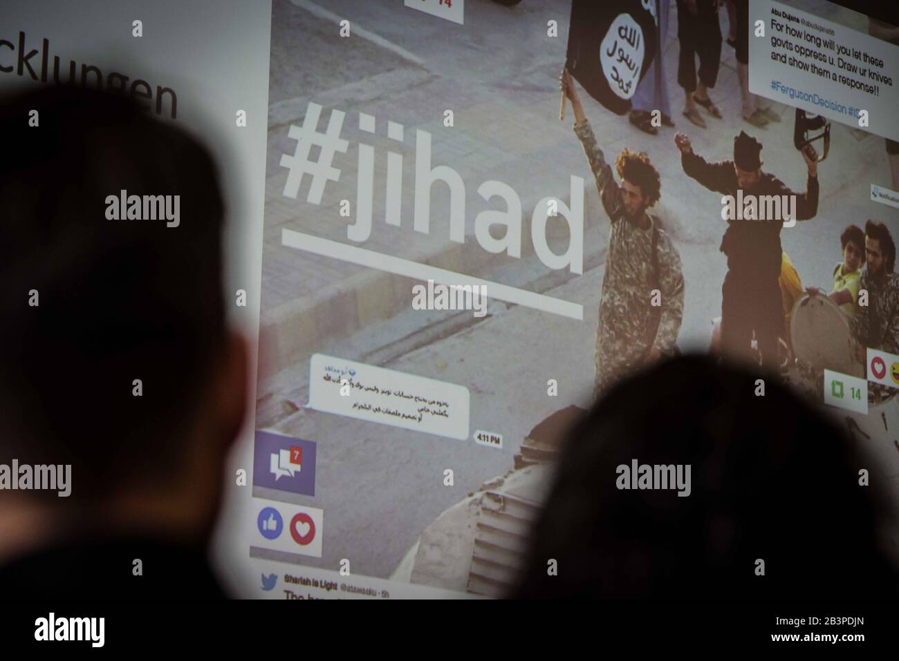 Munich, Bavière, Allemagne. 5 mars 2020. Le mot ''Jihad'' s'affiche lors d'une présentation par l'État de Bavière. En utilisant le titre de 'Antworten auf Salafisme 2.0' (Answers to Salafisme 2.0), le Bayerischen Netzwerks für Prí<unk>¤vention und Deradikalisierung gegen Salafismus a expliqué le rôle des médias numériques dans la radicalisation des salafistes et présenté des stratégies de prévention et de déraalisation. Les origines communes des campagnes Internet modernes islamistes et nationalistes droite/blanc et leurs similitudes actuelles ont été discutées. Joachim Herrmann, ministre bavarois de l'intérieur, était j Banque D'Images