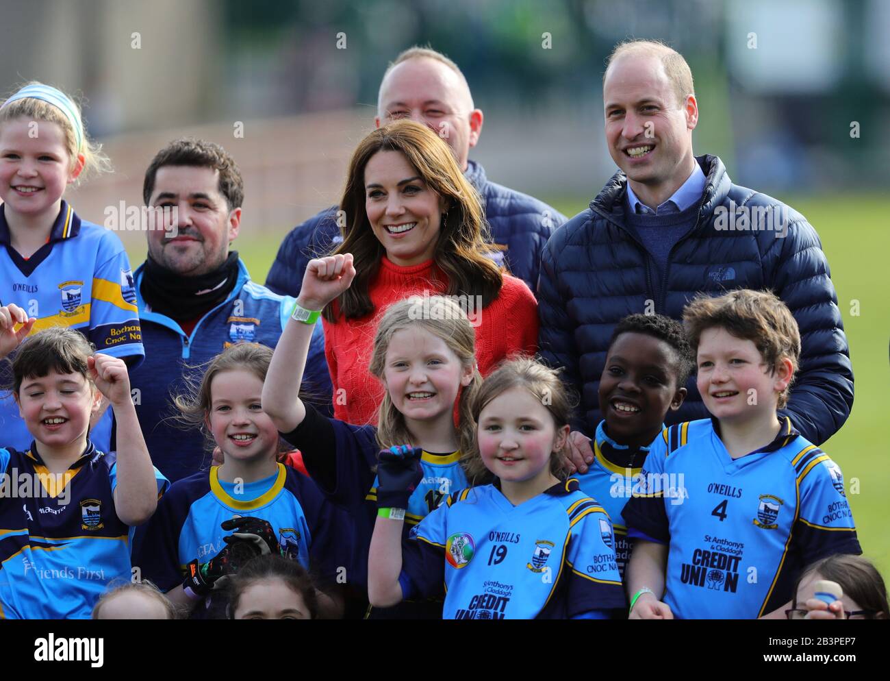 Le duc et la duchesse de Cambridge pose pour une photo de groupe lors d'une visite au Salthill Knocknacarra GAA Club à Galway, où ils apprendront plus sur les sports traditionnels pendant le troisième jour de leur visite en République d'Irlande. Banque D'Images