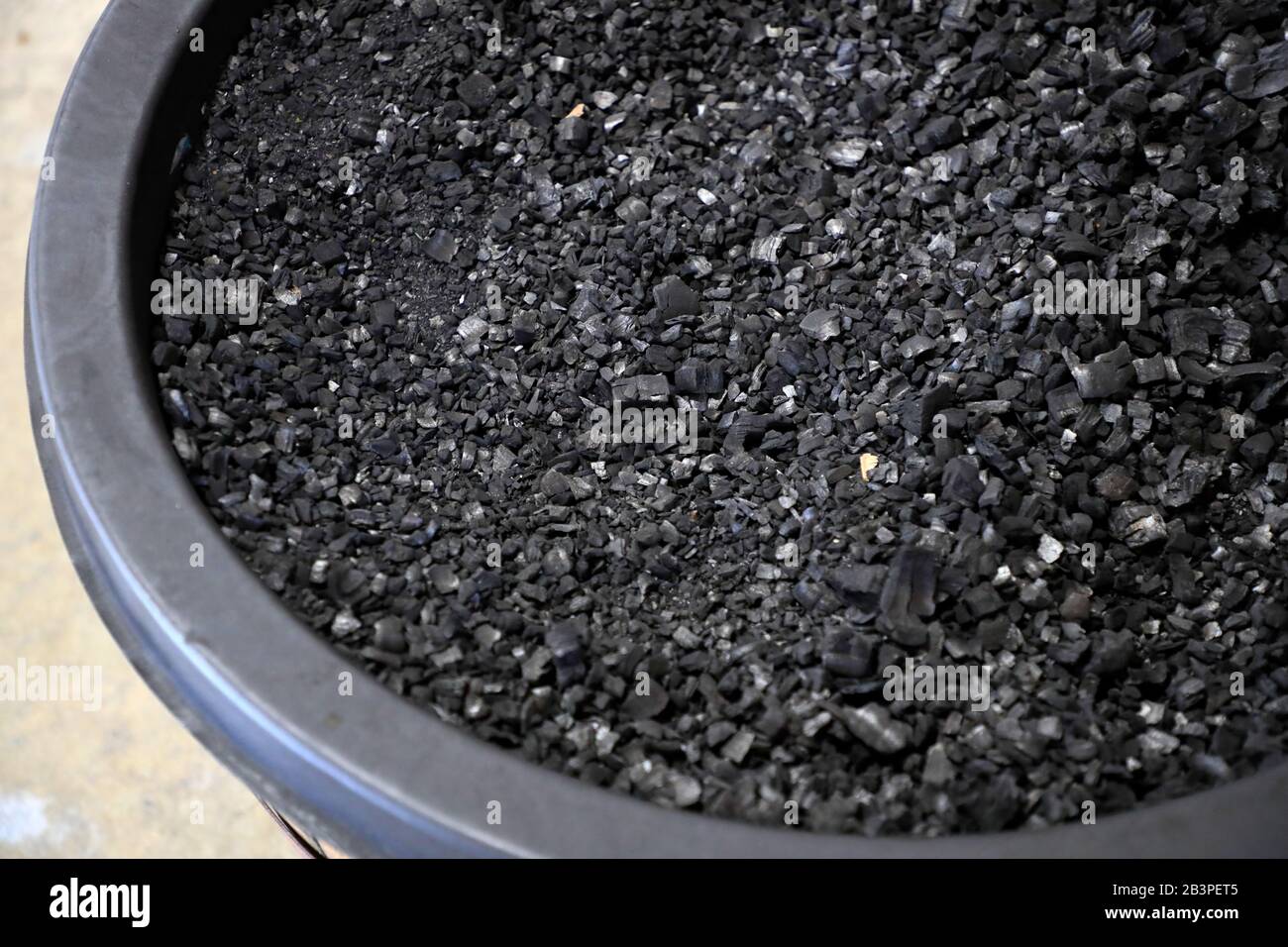 Copeaux de charbon d'érable à sucre pour filtrer le whisky avant le baril.Lynchburg.Tennessee.USA Banque D'Images