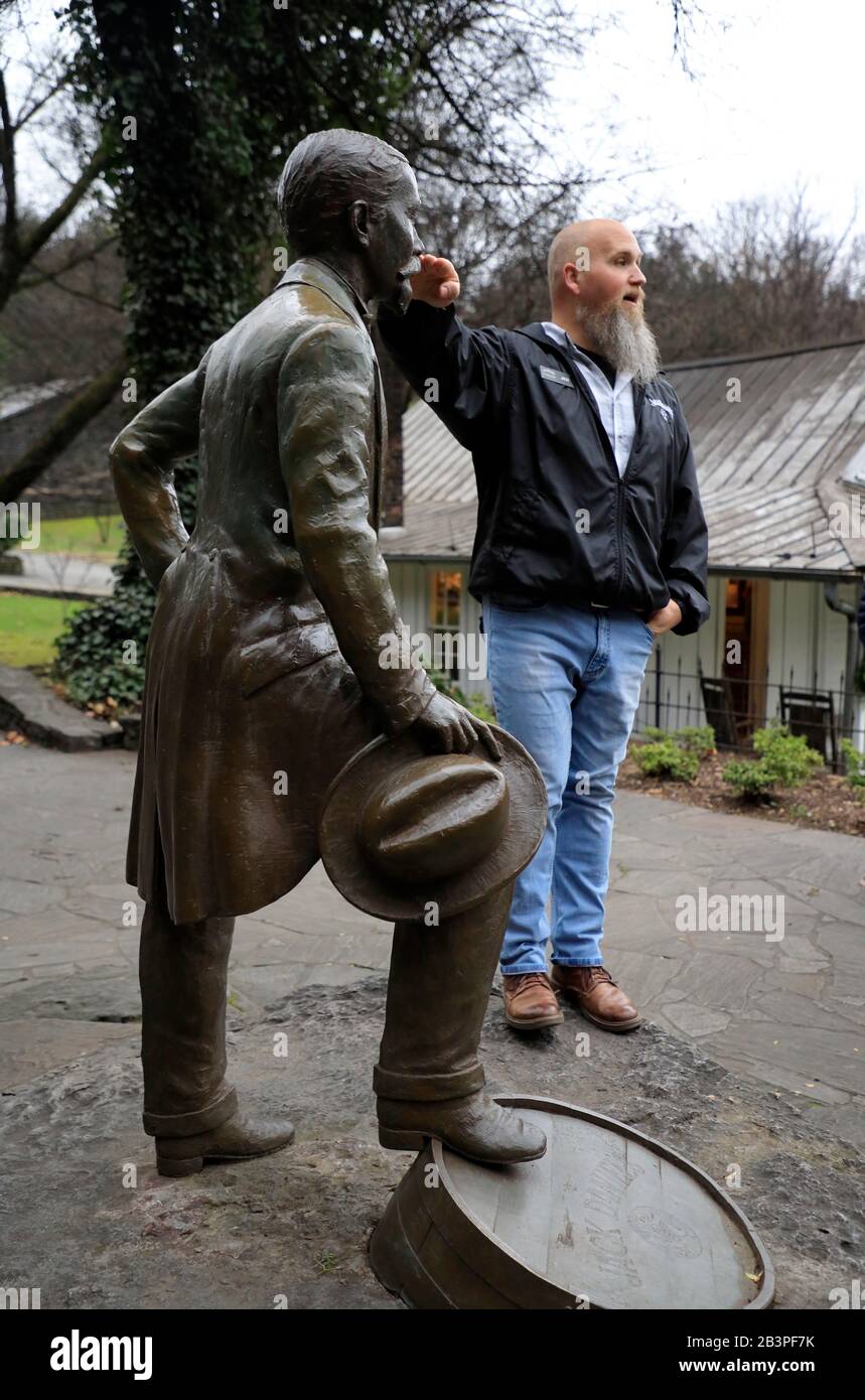 Guide touristique avec la Statue de Jack Daniel pendant la visite de la distillerie Jack Daniel.Lynchburg, Tennessee.USA Banque D'Images