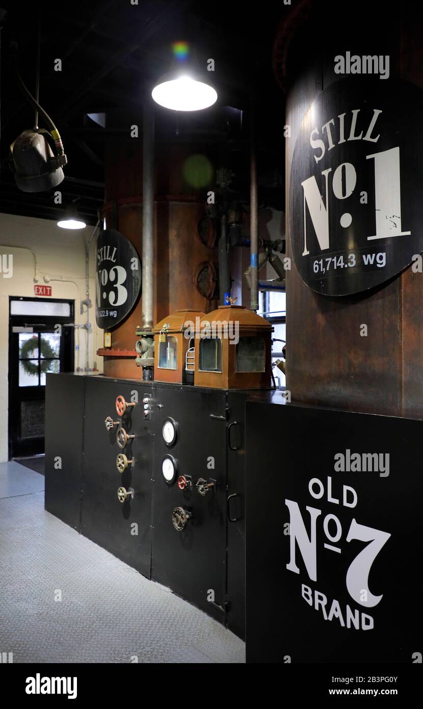 De vieux distillateurs à distillé Jack Daniel's Old No.7 Tennessee Bourbon Whiskey à l'intérieur de Jack Daniel Distillery.Lynchburg.Tennessee.USA Banque D'Images