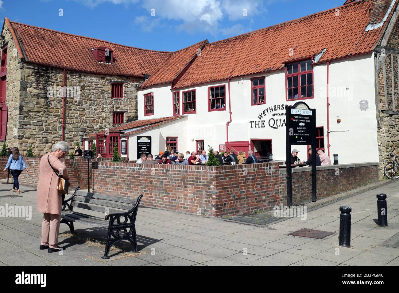 The Quayside, un pub de Wetherspoon sur la rive de la Tyne, Newcastle, Angleterre, Royaume-Uni Banque D'Images