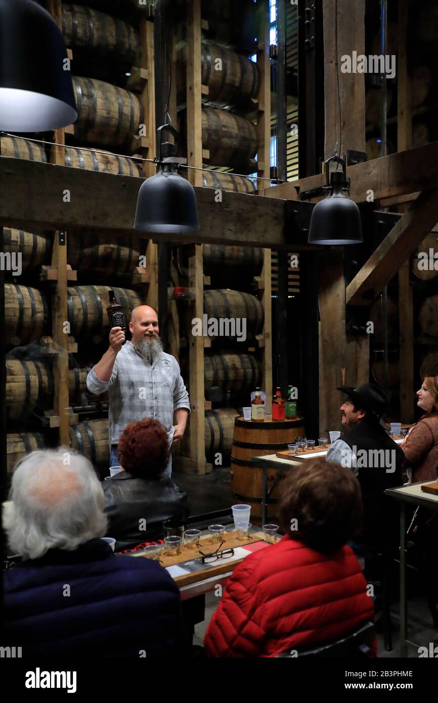 Guide de visite présentant le whisky de Jack Daniel lors d'une séance de dégustation de whisky pendant la visite guidée de la distillerie de Jack Daniel.Barrelhouse.distillerie de Jack Daniel.Lynchburg.Tennessee.USA Banque D'Images