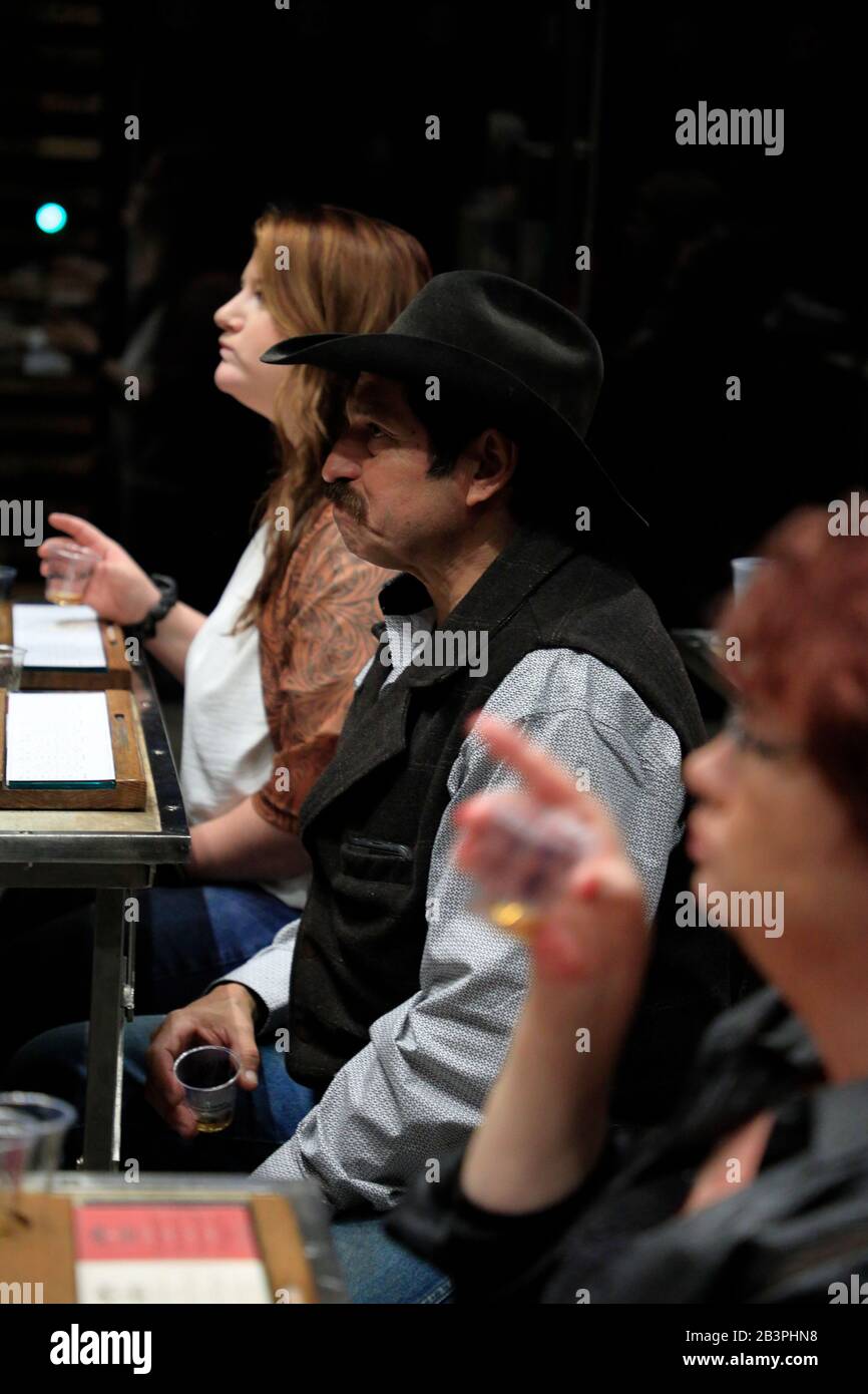 Les visiteurs goûtant le whisky lors d'une dégustation de whisky dans le Barrelhouse lors d'une visite guidée de la distillerie Jack Daniel. Lynchburg.Tennessee.États-Unis Banque D'Images