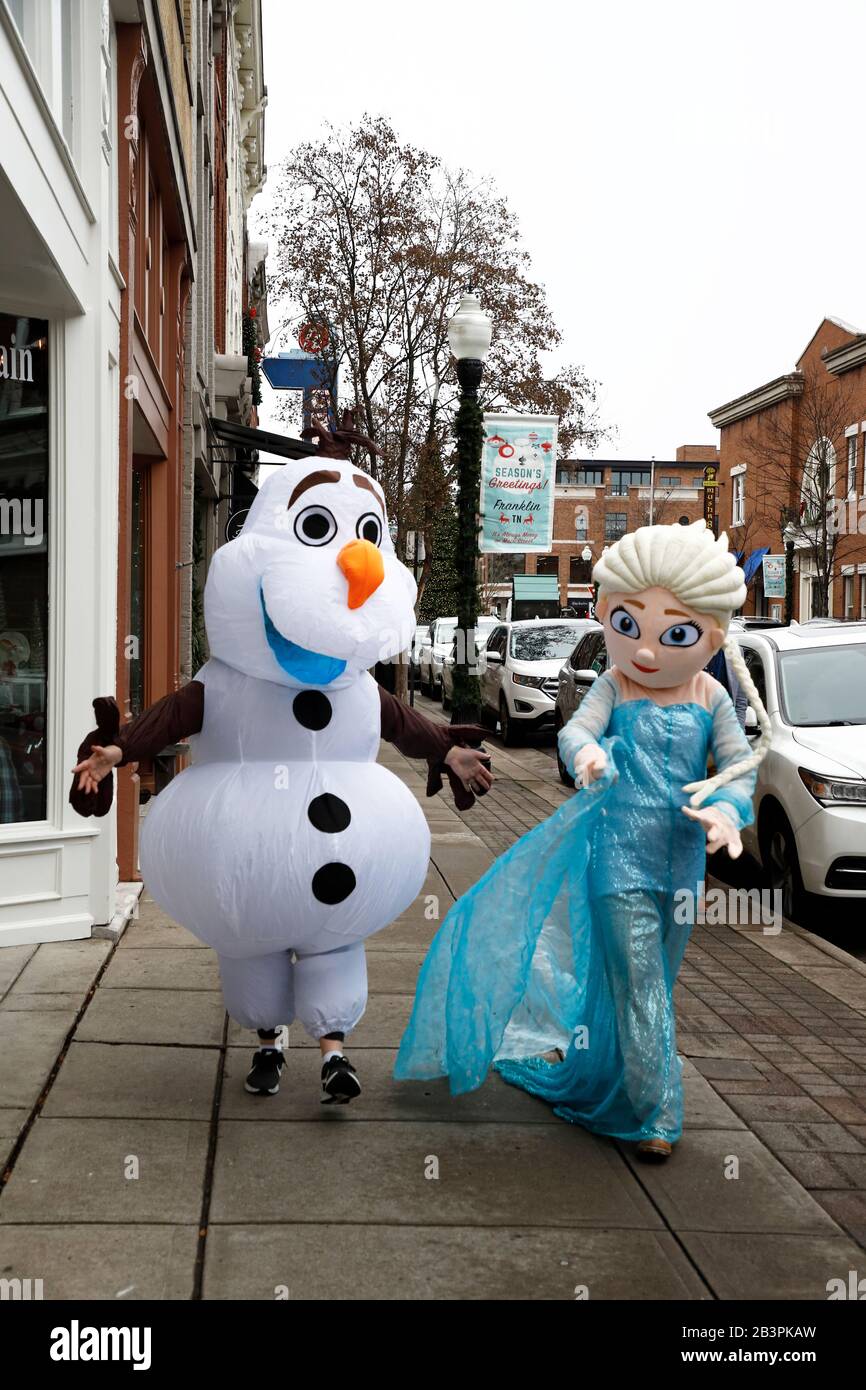 Les personnages gelés Elsa et OLAF marchant sur la rue principale dans le centre-ville historique Franklin.Tennessee.USA Banque D'Images